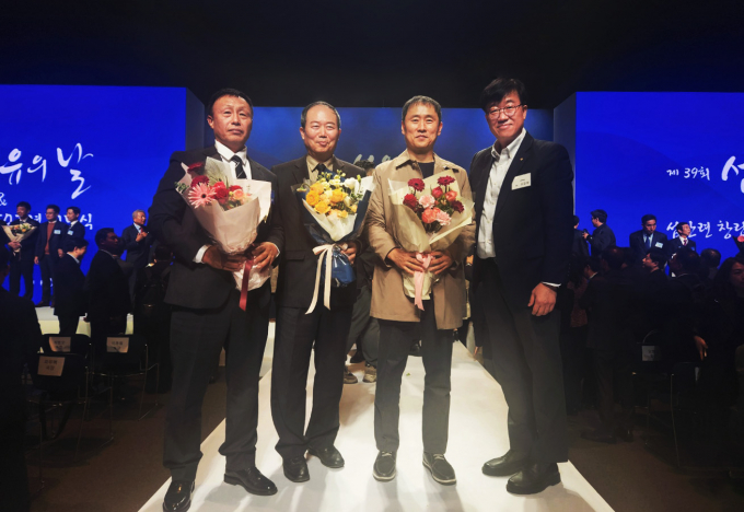 태광산업·대한화섬 임직원 5명이 '제39회 섬유의 날' 기념식에서 산업통상자원부 장관 표창과 한국섬유산업연합회 회장상을 수상했다. 사진은 황오성(왼쪽부터)·정일영·신승원 기장, 김대정 대한화섬 대표(태광산업 섬유사업본부장)가 기념식에서 수상자 기념 촬영을 하는 모습. /사진=태광산업 