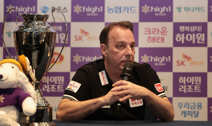 다니엘 산체스가 한국 무대 적응을 어느정도 마쳤으나 뱅크샷 보완의 필요성을 느끼고 있다고 밝혔다. 사진은 11일 강원 정선군 하이원리조트 그랜드호텔 컨벤션홀에서 열린 2025-26시즌 7차 투어 국민의 행복 쉼터 하이원리조트 PBA-LPAB 챔피언십 PBA 결승전에서 우승을 차지한 산체스. /사진=프로당구협회(PBA) 제공