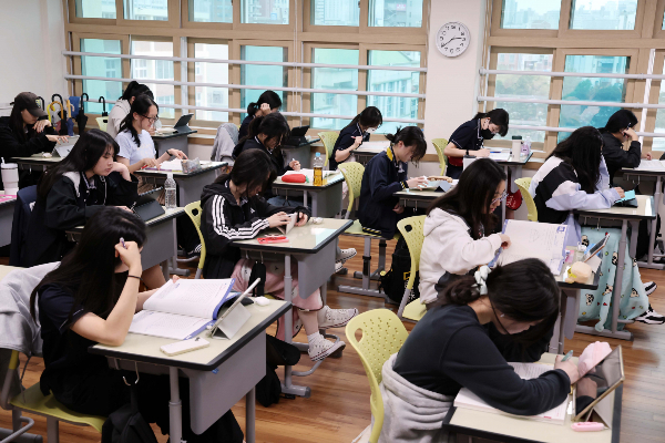 2026학년도 대학수학능력시험을 하루 앞둔 12일 수험생 예비소집이 실시된다. 사진은 2026학년도 대학수학능력시험을 1개월 정도 앞둔 지난 13일 부산 동래구 부산중앙여자고등학교 3학년 교실에서 수험생들이 공부에 집중하고 있는 모습. /사진=뉴시스