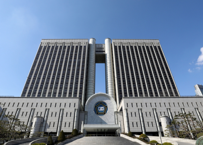 대법원 2부(주심 권영준 대법관)는 SPC 제품 운송 차량의 운행을 고의로 방해한 혐의로 기소된 이봉주 화물연대 위원장에 징역 8개월에 집행유예 1년, 벌금 200만원을 선고한 원심 판결을 지난달 16일 확정했다. /사진=뉴시스
