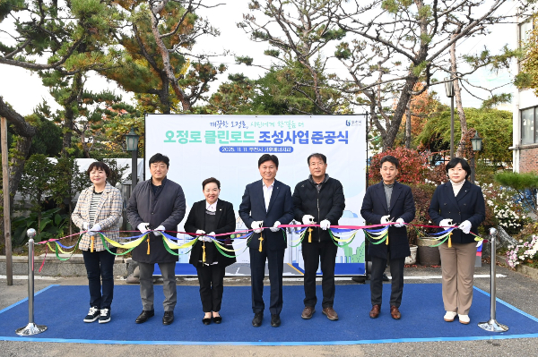 오정로 클린로드 준공식 참석자들이 준공 기념 커팅식을 하고 있다. 왼쪽부터 최은경 시의원, 손준기 시의원, 구점자 시의원, 조용익 시장, 문 성 신흥동 주민자치회장, 김춘성 사무국장(서영석 국회의원실), 최은희 오정구청장. /사진제공=부천시