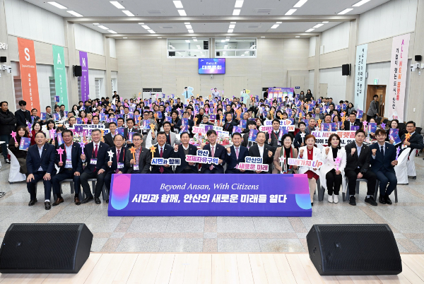 이민근 안산시장(맨 앞줄 가운데)이 지난 11일 안산시청 대회의실에서 '경제자유구역과 미래안산 대토론회’ 참석자들과 기념촬영을 하고 있다. /사진제공=안산시