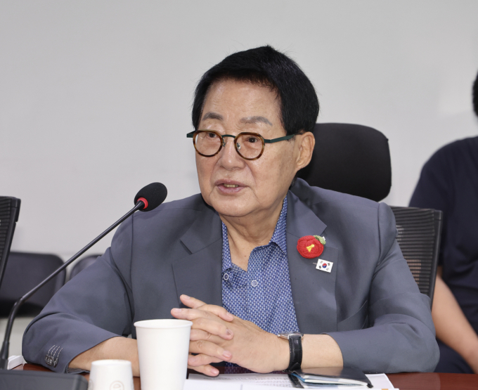 박지원 더불어민주당 의원이 "항소 포기에 대해 반발하고 있는 검사들을 이번 기회에 모두 정리해야 한다"고 요구했다. 사진은 지난 7월10일 박지원 더불어민주당 의원이 서울 여의도 국회 의원회관에서 열린 '농산물 유통시장의 진단과 대응방안 모색 : 농업혁신포럼 전문가 초청 강연'에서 발언하고 있는 모습. /사진=뉴시스