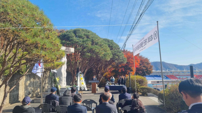 서태원 가평군수가 지난 11일 학도의용대 참전비에서 열린 '제26회 전몰학도의용대 추도식'에서 추념사를 하고 있다. /사진제공=가평군