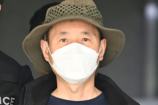 차철남이 1심에서 무기징역을 선고받았다. 사진은 둔기와 흉기로 2명을 살해하고 2명을 다치게 한 혐의를 받는 중국동포 차철남(56)이 지난 5월27일 경기 시흥경찰서에서 살인 및 살인미수 혐의로 검찰로 구속 송치되고 있는 모습. /사진=뉴시스