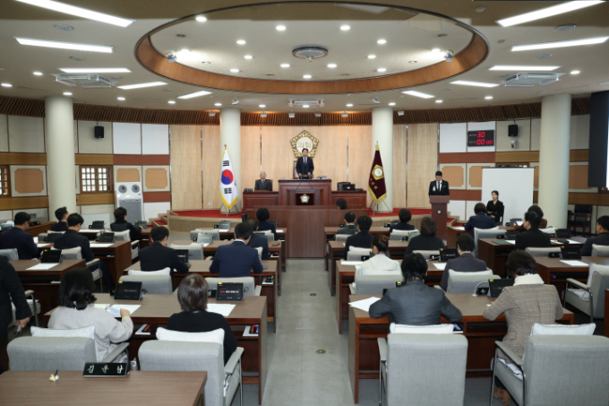 김운남 고양특례시의회 의장이 12일 본회의장에서 제299회 제2차 정례회 개회를 선언하고 있다. /사진제공=고양특례시의회
