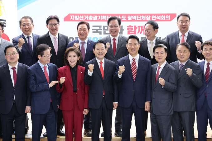 국민의힘 지도부와 당 소속 광역단체장들이 12일 서울 여의도 국민의힘 중앙당사에서 열린 연석회의에 참석해 내년 지방선거를 승리로 이끌어 이재명 정권을 심판해야 한다고 한목소리를 냈다. 사진은 이날 장동혁 국민의힘 대표(왼쪽에서 4번째) 등 지도부가 서울 여의도 국민의힘 중앙당사에서 열린 지방선거총괄기획단 및 시·도 광역단체장 연석회의에 참석해 오세훈 서울시장(왼쪽에서 5번째)을 비롯한 시·도 광역단체장들과 기념촬영하는 모습. /사진=뉴스1(국민의힘 제공)