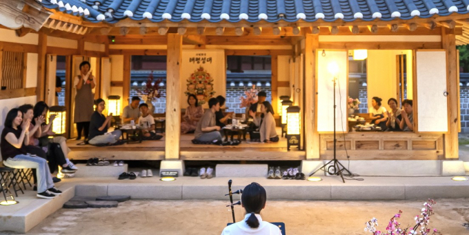 수원화성 태평성대 '주민 배우와 함께하는 고궁 산책' 프로그램을 진행하고 있다. /사진제공=수원시