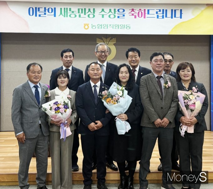 아래줄 왼쪽부터 염남호·최경심 부부, 신승호·김은영 부부,  김천구·고윤경 부부/사진=농협전남본부 제공.