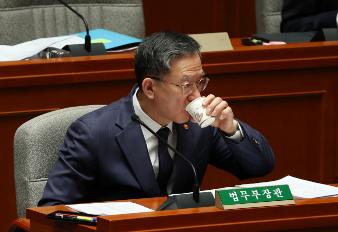정성호 법무부 장관이 12일 서울 여의도 국회 예결위의장 전체회의에 출석해 검찰의 항소 포기 결정을 이진수 법무부 차관에 지시했느냐는  질문에 "그런 사실 없다"고 밝혔다.  사진은 12일 정성호 법무부 장관이 서울 여의도 국회에서 열린 예산결산특별위원회 전체회의에서 물을 마시고 있는 모습./사진=뉴시스