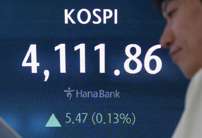 12잉ㄹ코스피 전 거래일(4106.39)보다 8.95포인트(0.22%) 하락한 4097.44에 개장했다./사진=뉴시스