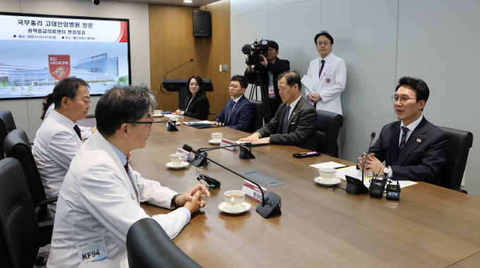 김민석 국무총리가 12일 서울 성북구 고려대 안암병원을 방문해 응급 의료 시스템을 개선할 방법을 의료계와 함께 찾겠다고 밝혔다. 사진은 12일 김민석 국무총리(맨오른쪽)가 서울 성북구 고려대학교 안암병원에서 열린 권역응급의료센터 현장점검에서 의료진을 만나 대화를 나누고 있는 모습. /사진=뉴시스
