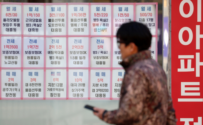 김 장관이 규제지역 확대 가능성을 내비쳤다. 전문가들은 추가 규제는 신중해야 한다고 입을 모았다. 사진은 서울 마포구의 한 부동산. /사진=뉴시스