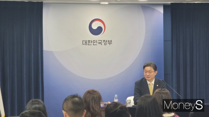 이억원 금융위원장이 12일 정부서울청사에서 기자간담회를 열고 숨 가쁘게 달려온 취임 이후 지난 두 달 여의 행보와 앞으로의 계획에 대해 설명했다. /사진=김창성 기자