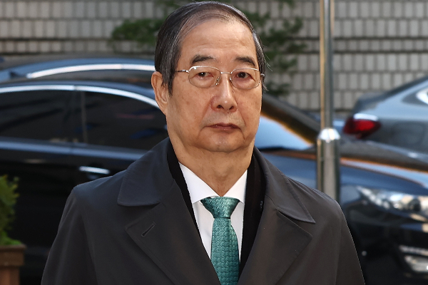 한덕수 재판부가 증인 소환에 응하지 않은 윤석열 전 대통령과 김용현 전 국방부 장관에게 과태료 500만원을 부과하고 구인영장을 발부했다. 사진은 윤 전 대통령의 12·3 비상계엄을 적극적으로 말리지 않은 혐의로 재판에 넘겨진 한덕수 전 국무총리가 12일 오전 서울 서초구 서울중앙지방법원에서 열린 내란 우두머리 종사 혐의 1심 속행 공판에 출석하고 있는 모습. /사진=뉴스1