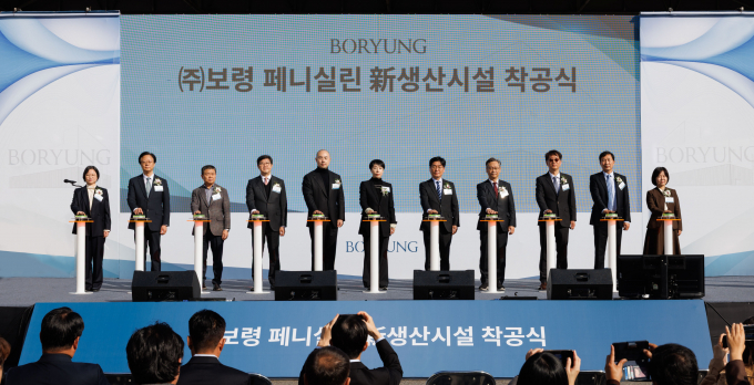 보령이 페니실린 생산시설 증설 착공식을 진행했다. 사진은 행사에 참석해 기념 세리머니를 진행하는 주요 참석자. /사진=보령