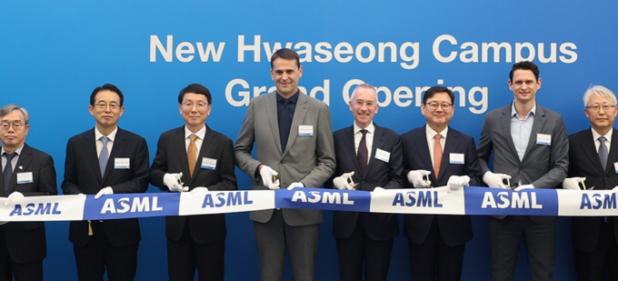 12일 ASML 화성 캠퍼스 준공식에서 김성중 경기도 행정1부지사(왼쪽에서 세 번째)가 크리스토프 푸케(Christophe Fouquet) ASML CEO(왼쪽에서 네 번째) 등 주요 참석자들과 축하 띠를 자르고 있다. /사진제공=경기도