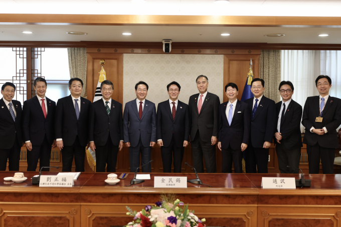  김민석 국무총리가 한일 시장지사회의 참석을 위해 한국을 찾은 일본 대표단을 접견하고 양국 지방정부 간 교류·협력 확대의 중요성에 대한 의견을 교환했다. 사진은 12일 김민석 국무총리가 서울 종로구 정부서울청사에서 한일지사회의에 참석차 방한중인 일본 대표단과 기념촬영을 하고 있는 모습. /사진=뉴스1(총리실 제공)