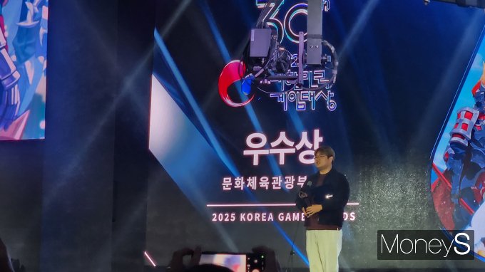 12일 부산 해운대구 벡스코에서 '2025 대한민국 게임대상'에서 우수상을 받은 김정민 넷마블넥서스 대표가 수상소감을 말하고 있다. /사진=양진원 기자