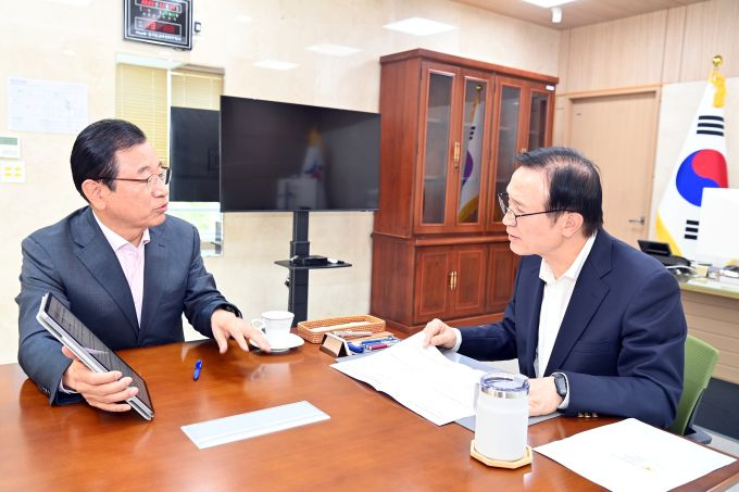  이현재 하남시장(왼쪽)이 지난 11일 경기도교육청 북부청사에서 임태희 교육감과 면담을 갖고있다. /사진제공=하남시  