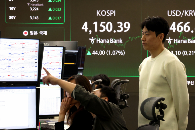  12일 오후 서울 중구 하나은행 딜링룸 현황판에 코스피 지수는 전 거래일 보다 44.00포인트(1.07%) 상승한 4150.39를 나타내고 있다./사진=뉴스1