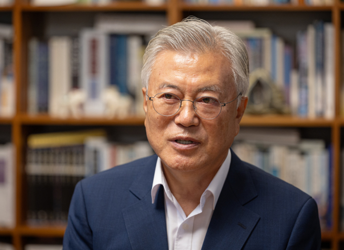 문재인 전 대통령이 12일  대학수학능력시험을 앞둔 수험생들을 향해 응원의 메시지를 보냈다. 사진은 지난 8월7일 문재인 전 대통령이 경남 양산시 하북면 평산마을 사저를 예방한 정청래 더불어민주당 대표 등 지도부들과 대화하고 있는 모습. /사진=뉴스1(더불어민주당 제공)