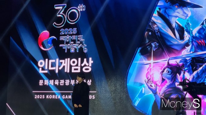 심은섭 리저드스무디 대표가 인디게임상 부문을 수상하며 소감을 밝히고 있다. /사진=양진원 기자