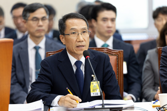 유재성 경찰청장 직무대행이 APEC(아시아태평양경제협력체) 정상회의 당시 현장 출동 경찰관 숙소 및 식사 부실 논란에 대해 사과했다. 사진은 12일 유재성 경찰청장 직무대행이 서울 여의도 국회에서 열린 제429회국회(정기회) 행정안전위원회 제14차 전체회의에 출석해 의원 질의에 답변하고 있는 모습. /사진=뉴스1