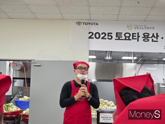 홍병호 한국토요타자동차 이사가 12일 인천 남동구노인복지관에서 열린 '2025 토요타·렉서스 사랑의 김장나눔' 행사에서 인사말을 전하고 있다. /사진-김대영 기자