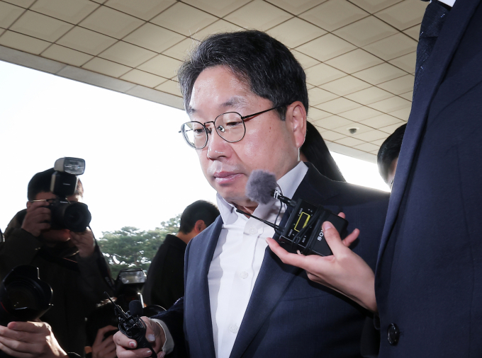 '대장동 사건' 항소 포기 지시 논란에 휩싸인 노만석 검찰총장 대행이 결국 사임했다.사진은  '대장동 항소 포기'로 검찰 내부에서 사퇴 압박을 받고 있는 노만석 검찰총장 직무대행이 12일 서울 서초구 대검찰청으로 출근한 모습. /사진=뉴스1