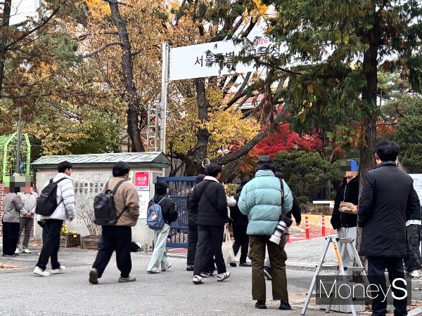 2026학년도 대학수학능력시험일인 13일 시험장에는 수험생들의 발걸음이 이어지고 있다. 사진은 13일 오전 경복고등학교 정문 앞 수험생들이 시험장으로 들어가는 모습. /사진=김다솜 기자