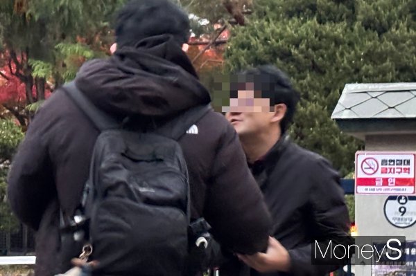사진은 수험생을 안아주는 아버지의 모습. /사진=김다솜 기자