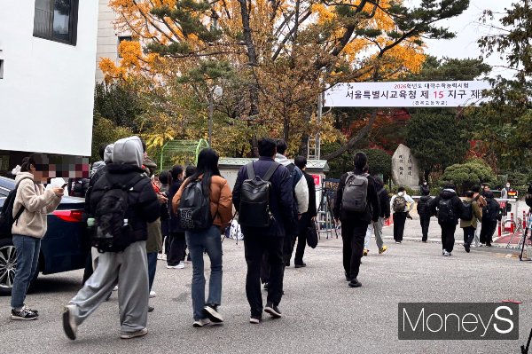 2026학년도 대학수학능력시험을 앞둔 수험생들이 시험장으로 입실하고 있다. 사진은 13일 오전 7시28분쯤 경복고등학교로 들어가는 수험생들의 모습. /사진=김다솜 기자