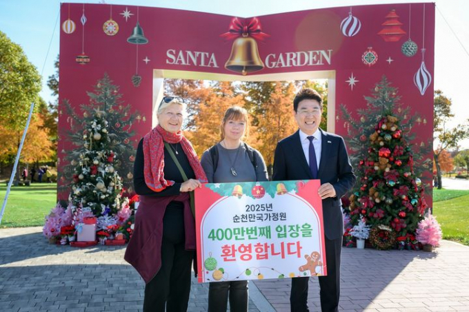 올해 순천만국가정원을 찾은 400만번째 관람객 모녀와 노관규 순천시장 (오른쪽)/사진제공=순천시