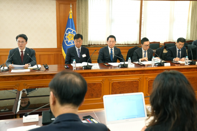 김영록 전라남도지사(왼쪽 세번째)가 12일 오후 정부서울청사에서 김민석 국무총리(위원장)를 비롯한 관계 장관, 광주광역시장, 유가족 대표 등이 참석한 가운데 열린 '12·29여객기참사 피해자 지원·추모위원회 제1차 회의'에서 모두발언을 경청하고 있다./사진제공=전남도