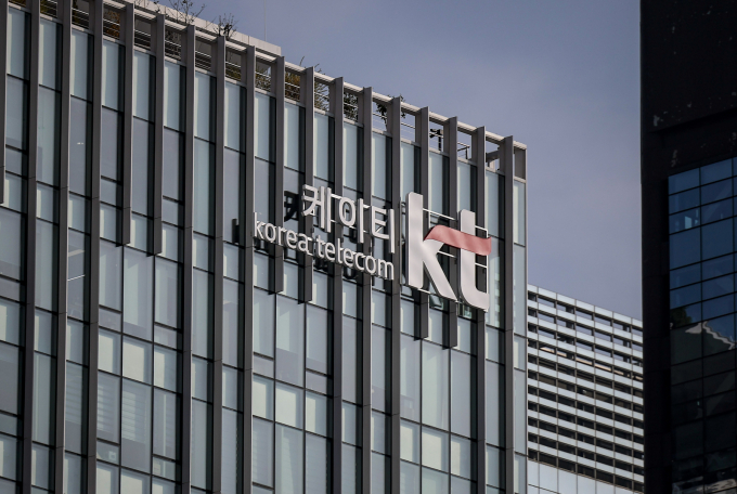 국정원은 지난 9월 KT의 일부 스마트폰 기종에서 문자 암호화가 해제될 수 있다는 제보를 입수한 뒤 사실관계를 검증한 결과 문자 통신이 '종단 간 암호화(End-to-End Encryption)' 방식으로 보호되지 않아 중간 서버에서 복호화될 수 있는 취약점이 존재하는 것으로 확인됐다. /사진=뉴시스