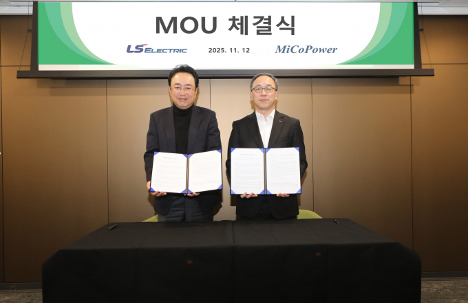 LS일렉트릭이 지난 12일 LS용산타워에서 'SOFC·SOEC 발전설비 LS 자동화 솔루션 적용 및 기술·사업협력 MOU'를 체결했다. 사진은 이상준 LS일렉트릭 자동화CIC(사내독립기업) 최고운영책임자(COO)(오른쪽)와 하태형 미코파워 대표이사가 MOU 체결 이후 기념촬영을 하는 모습. /사진=LS일렉트릭