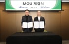 LS일렉트릭이 지난 12일 LS용산타워에서 &#039;SOFC·SOEC 발전설비 LS 자동화 솔루션 적용 및 기술·사업협력 MOU&#039;를 체결했다. 사진은 이상준 LS일렉트릭 자동화CIC(사내독립기업) 최고운영책임자(COO)(오른쪽)와 하태형 미코파워 대표이사가 MOU 체결 이후 기념촬영을 하는 모습. /사진=LS일렉트릭