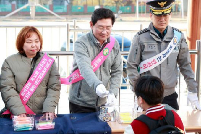 이상일 용인특례시장(가운데)이 12일 오전 구갈초등학교에서 열린 ‘동부녹색어머니회 어린이 교통안전 연합캠페인’에 참여하고 있다. /사진제공=용인특례시 