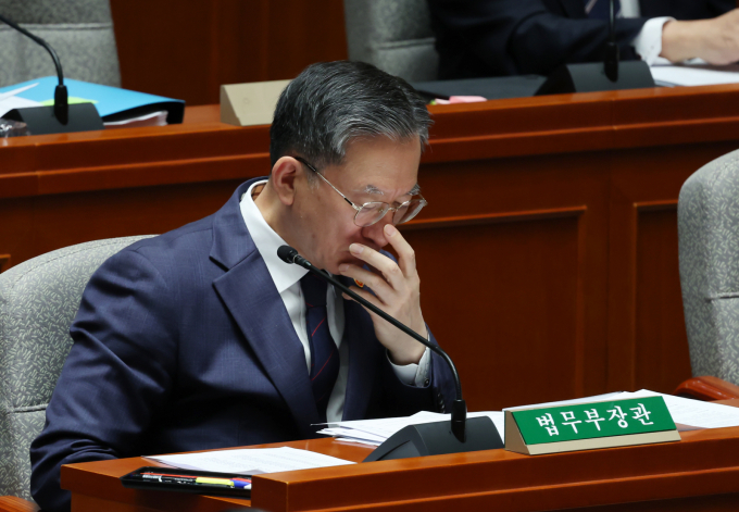 국회 예산결산특별위원회가 13일 내년도 정부 예산안에 대한 비경제부처 심사를 마무리한다. 사진은 지난 12일 정성호 법무부 장관이 서울 여의도 국회에서 열린 예산결산특별위원회 전체회의에서 자료를 보고 있는 모습. /사진=뉴시스