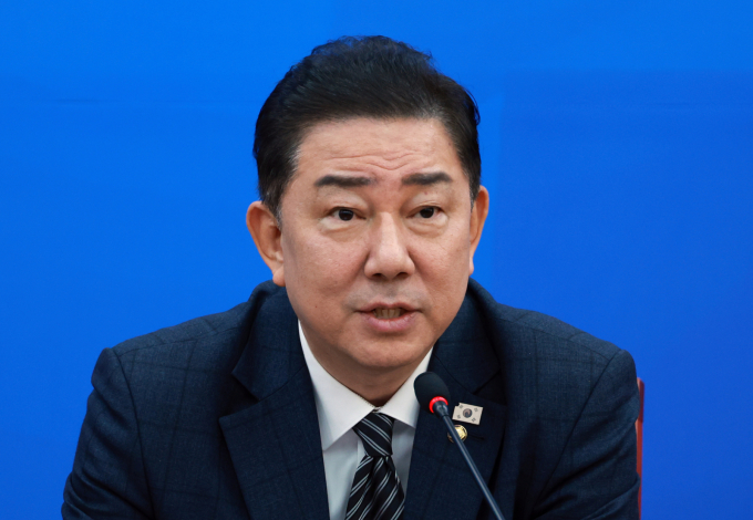 김병기 더불어민주당 원내대표가 13일 서울 여의도 국회에서 열린 원내대책회의에서 "진실규명을 위한 국정조사 요구서를 이번주 내에 제출하도록 하겠다"고 밝혔다. 사진은 13일 김병기 더불어민주당 원내대표가 서울 여의도 국회에서 열린 원내대책회의에서 발언하고 있는 모습. /사진=뉴시스