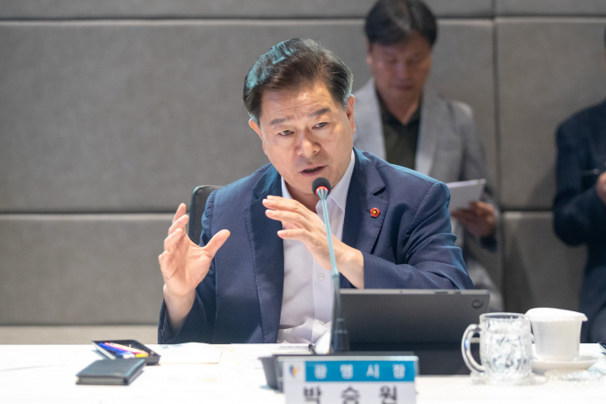  박승원 광명시장이 지난 9월 시청 컨퍼런스룸에서 열린 '2025년 제2차 재정전략회의'에 참석해 재정 전문가들과 함께 국가 재정정책 기조에 따른 지방 대응 전략과 광명시 재정 혁신 방향을 심도 있게 논의했다. /사진제공=광명시