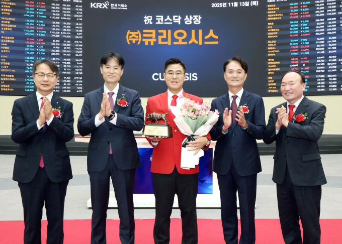 실험실 자동화(랩 오토메이션) 장비 제조 기업인 큐리오시스가 코스닥 상장 첫날인 13일 따따블을 기록했다. 사진은 큐리오시스의 상장기념식. /사진제공=한국거래소