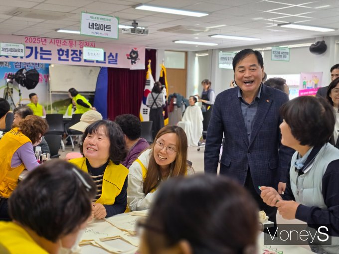 배낙호 김천시장이 13일 감문면행정복지센터를 찾아 '현장소통회'를 갖고 봉사활동에 참여한 시민들과 이야기를 나누고 있다. /사진=머니S 박영우 기자