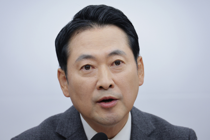 장동혁 국민의힘 대표가 "3개 특검의 무도한 칼춤과 대장동 사건을 보면서 히틀러의 망령이 어른거린다"고 비판했다.사진은 13일 장동혁 국민의힘 대표가 서울 여의도 국회에서 열린 최고위원회의에서 발언하고 있는 모습. /사진=뉴스1