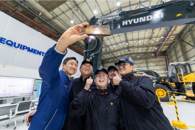 정기선 HD현대 회장(왼쪽 첫번째)이 HD현대건설기계 글로벌 교육센터를 방문해 2026년 국제기능올림픽 중장비정비 부문 출전을 준비 중인 국가대표 선수단을 격려했다./사진=HD현대건설기계 인스타그램 캡처