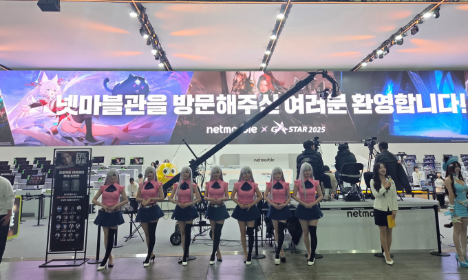 '지스타 2025'의 넷마블 부스에서 게임 캐릭터로 분장한 코스어들이 포즈를 취하고 있다. /사진= 김미현 기자