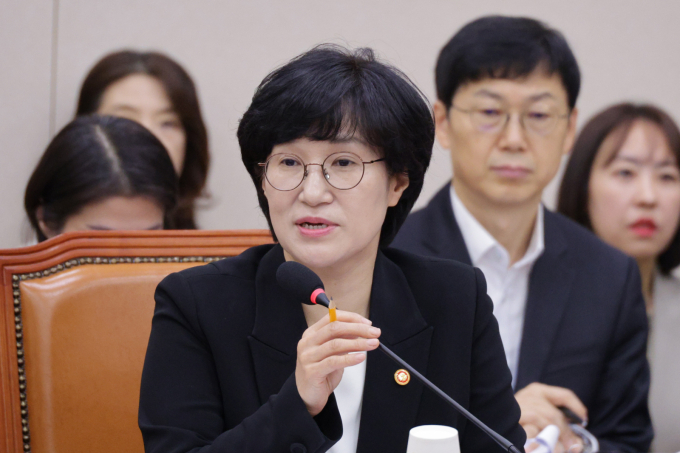 원민경 성평등가족부 장관이 13일 서울 여의도 국회에서 열린 성평등가족위원회 전체회의에 출석해 헌법존중정부혁신TF 구성에 대해 "민주주의 회복의 일환으로 진행되는 것"이라고 입장을 밝혔다. 사진은 13일 원민경 성평등가족부 장관이 서울 여의도 국회에서 열린 성평등가족위원회 전체회의에서 의원 질의에 답변하고 있는 모습. /사진=뉴스1