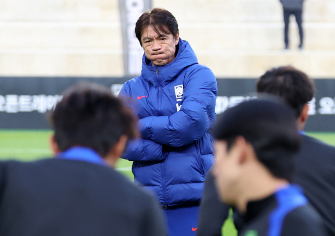 한국 축구대표팀이 월드컵 조 추첨의 명운을 가를 포트2 사수에 나선다. 사진은 지난 11일 충남 천안시 서북구 대한민국축구종합센터에서 훈련 중인 선수들과 홍명보 감독. /사진=뉴시스 