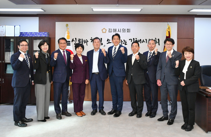 13일 일본 마츠바라시 대표단이 부산시의회를 방문, 기념촬영을 하고 있다./사진=김해시의회